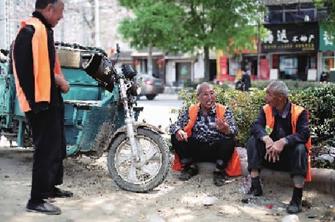 上午忙碌之后，赵作海坐在路边与同事聊天