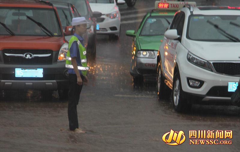暴雨中赤脚执勤的陈思伶。