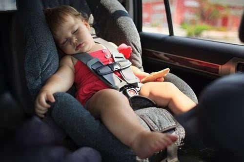 孩子不小心被锁车里 砸哪块玻璃能最快营救