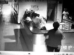 患者家属来到护士站，当时几个医护人员正聚在一起看手机，对家属的请求没回应视频截图