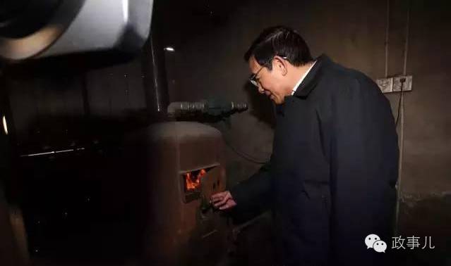 在黑庄户乡郎辛庄村一处煤场,王安顺掀开苫布看原煤质量,询问生产情况。当工作人员拿不出营业执照和原煤合格证明时,王安顺责成工商、质监部门严格执法,当即依法责令暂停生产,并将原煤抽样带回进行检测。