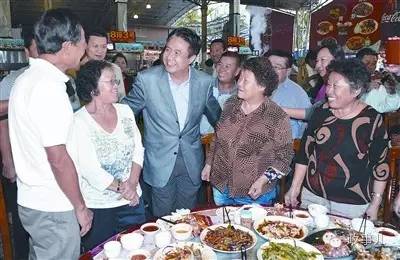 罗保铭在大排档