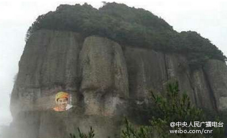 “爱的岩画”引热议：为情而生的岩画，该去还是该留