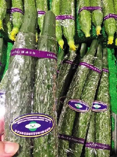 常去超市买菜的市民会发现，很多生鲜蔬菜被五颜六色的胶带捆在一起。近日，央视报道称，这样包装的蔬菜甲醛超标10倍！记者走访市场发现，不少超市销售蔬菜、水果，都直接用胶带捆绑。