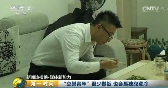 公司职员 张豪杰：我只是觉得这份工作挺开心的，我宁愿在公司里面待着，有那个氛围，在家也不能说是没事做，一个人就觉得挺没意思的。