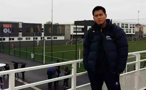 上亿次围观！昨晚，成都大学这个老师火到突破天际！网友开启的斗图模式更精彩…