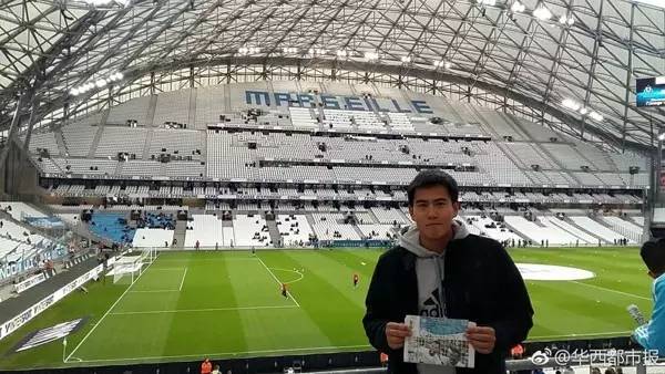 就说像不像吧！上过他的课的同学一致评价：长相帅气，谈吐幽默，大家都叫他