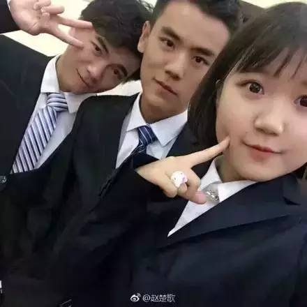 上亿次围观！昨晚，成都大学这个老师火到突破天际！网友开启的斗图模式更精彩…