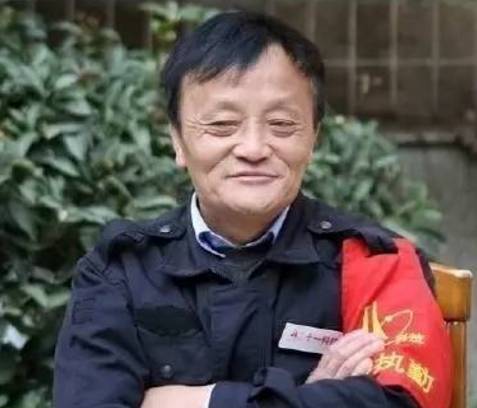 成都的门卫大叔柯全寿因为长相酷似马云成了红人，不断有市民过来合影。