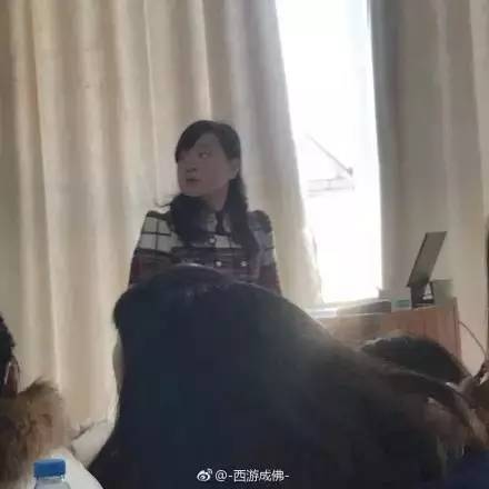 上亿次围观！昨晚，成都大学这个老师火到突破天际！网友开启的斗图模式更精彩…