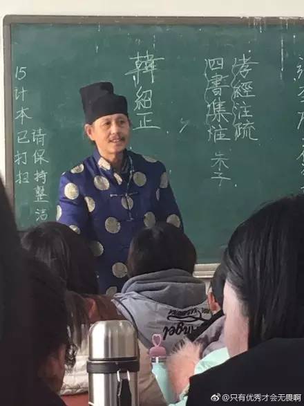 上亿次围观！昨晚，成都大学这个老师火到突破天际！网友开启的斗图模式更精彩…