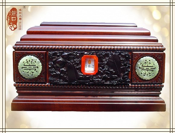 殡葬服务公司的葬品利润非常可观。一件普通的寿衣7件套（披风、棉衣、棉裤、衬衣、衬裤、单衣、单裤），进价总共200块，在店里可以卖2000块往上，这个比传统的服装利润高很多。