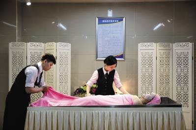 市民看了节目感觉很吃惊：哇，还有这种奇葩服务！这小姑娘也挺尊重死人的，天天跟死人打交道真不容易！于是，在当地大家都在讨论这件事，公司也跟着这个热点火起来了，生意也随之而来。