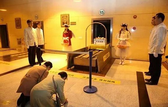 其实不是这回事，主要原因是当地老百姓非常喜欢“熟手操刀”，他们依旧愿意去之前口碑好、资历老的殡葬公司，就算新开的公司很完善，服务很新颖，当地老百姓就是不愿意尝鲜。这种情况算是殡葬行业一个奇葩难点吧。创新是个好事，但在目前的殡葬行业，可不一定管用。