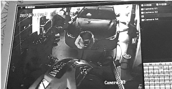 杭州：女子汽修店内2分钟生下男婴，裸放瓷砖地上后快速离开