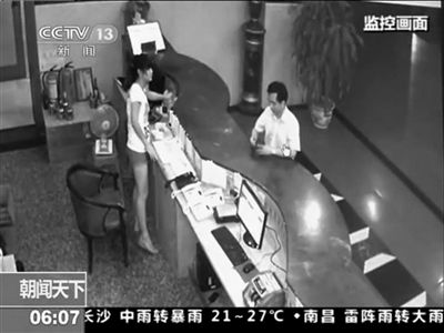 陈姓校长在酒店开了两间房。