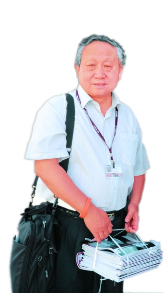 吴永恒采访坎昆气候大会时往会场搬送杂志。资料照片