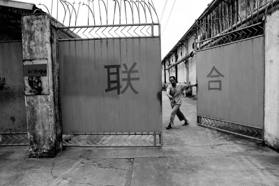 昨日下午，东莞道滘镇小河工业区，联合米制品厂关门停业整顿。苏仕日 摄