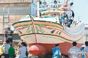 5月29日，菲律宾调查团登上“广大兴28号”勘验并在台湾监识人员协助进行各项采证。