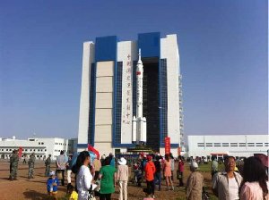 “神十”暂定11日晚发射 试验队员争相买纪念品