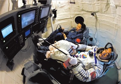 航天员不许在外就餐 出行不能乘同一交通工具