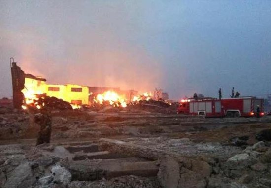 火情由露天垛堆而起，波及4座棉库，过火面积约1.05万平方米，虽经及时抢救，但因火势、风势过大，已基本燃烧殆尽。