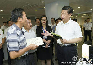 习近平来到武汉农村综合产权交易所，了解涉农产权交易尤其是土地流转交易情况。