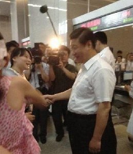 习近平考察武汉时与市民握手打招呼：美女你好
