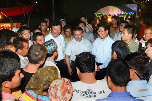 张春贤在新疆叶城县调研：收玉米夜逛集市（图）