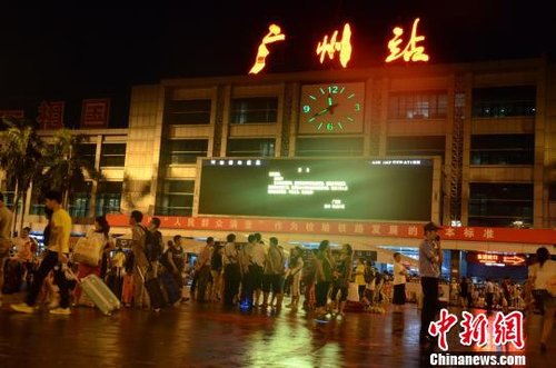 京广线广东境内因暴雨中断 广州站所有列车停运