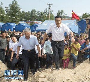 李克强考察甘肃震区 掰手指头记下灾民困难