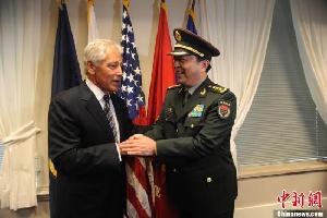 原文配图：华盛顿时间8月19日，正在美国进行正式友好访问的中国国务委员兼国防部长常万全（右）与美国国防部长哈格尔在华盛顿五角大楼举行会谈前相谈甚欢。中新社发 吴庆才 摄