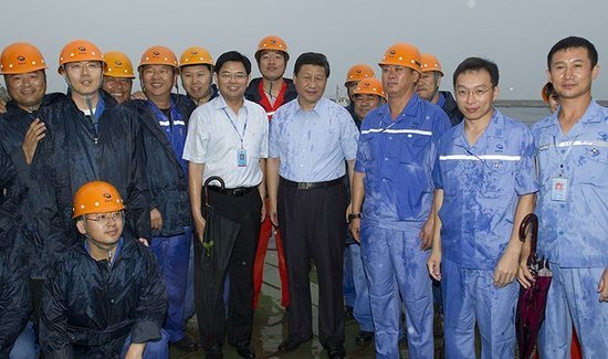习近平考察大连船舶重工集团 冒雨和工人合影