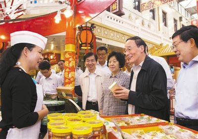 9月6日，王岐山在天津南市食品街调研，在月饼柜台前，询问中央关于中秋国庆严禁公款送礼的规定发布后的销售情况。新华社记者