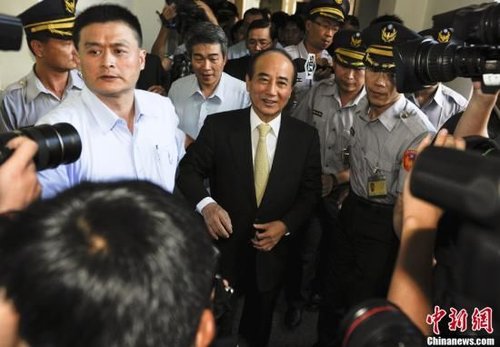 9月11日下午,台当局“立法院长”王金平遭国民党考纪会撤销党籍后,首度回到“立法院”办公室,主持有关下周二17日开议日议程的朝野协商。王金平会后接受媒体访问表示,“党就像自己的母亲,被党处分,难免难过,但心中坦然,未来就顺其自然。”中新社发 刘震 摄