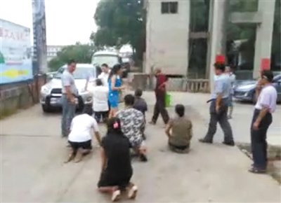 村民跪拦县委书记求治污续：涉事企业停产整改