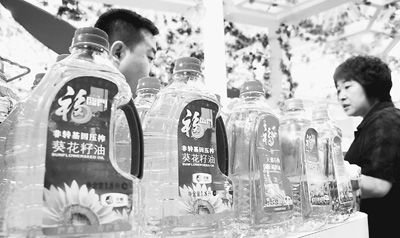 公众对转基因食品的担忧让很多商家看到了商机。图为中粮集团在天津某展会上展出的非转基因葵花籽油。
