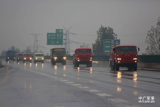 解放军大批军车贴地方广告伪装驶向目的地(图)