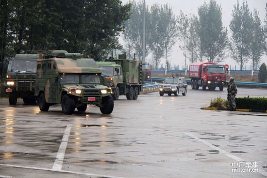 解放军大批军车贴地方广告伪装驶向目的地(图)