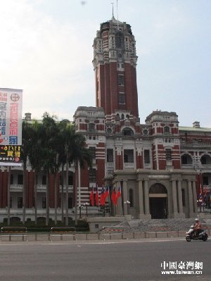 大陆游客在马英九办公室前砍头 高喊“让我死”