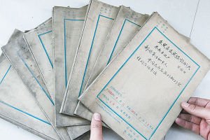 ■甘国田把大量读者来信及各种文件资料整理成册。