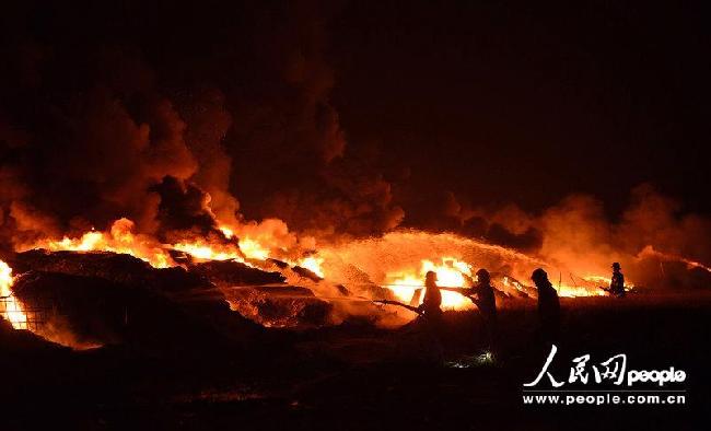 2013年11月16号下午1点左右，浙江省嘉兴市海盐县澉浦镇六里4号桥恒达塑业有限公司突发大火，火势蔓延至整个厂区。徐志达/CFP