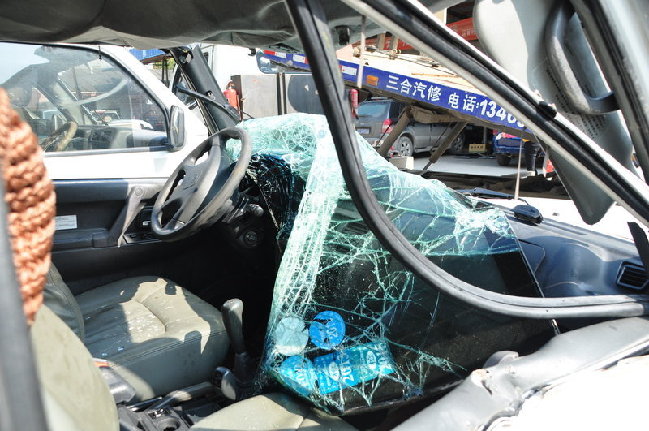 2013年11月15日，湖北宣恩县，坠河白色猎豹吉普车被打捞上岸，车辆损毁严重。雷晓/CFP