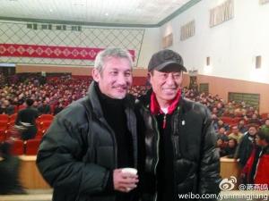 徐克探班《归来》，与张艺谋合影。