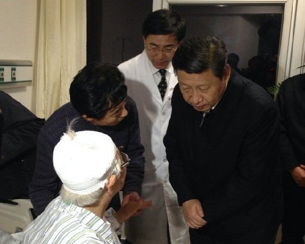 习近平抵达青岛看望慰问爆燃事故伤员