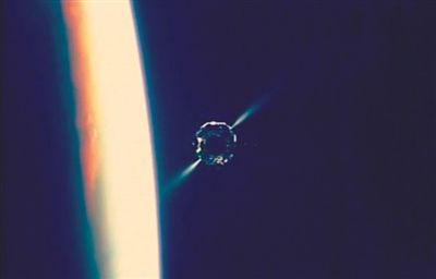 昨日，三级火箭上的摄像头记录下“器箭分离”画面。