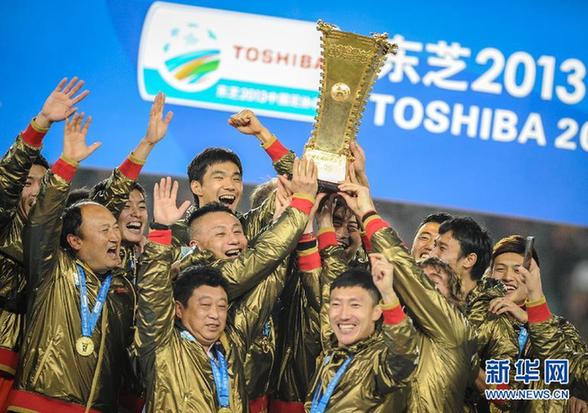 （新华直击·体育）（2）足球——贵州人和捧起足协杯