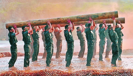 　　特警队员6人一组高举600斤重圆木进行极限体能展示本组图片由市公安局供图