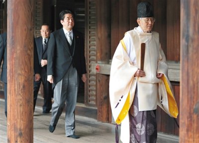 安倍参拜引发中韩强烈抗议 王毅称中方奉陪到底