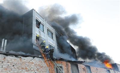 浙江温岭鞋厂大火致16死5伤 民众砸破围墙救火